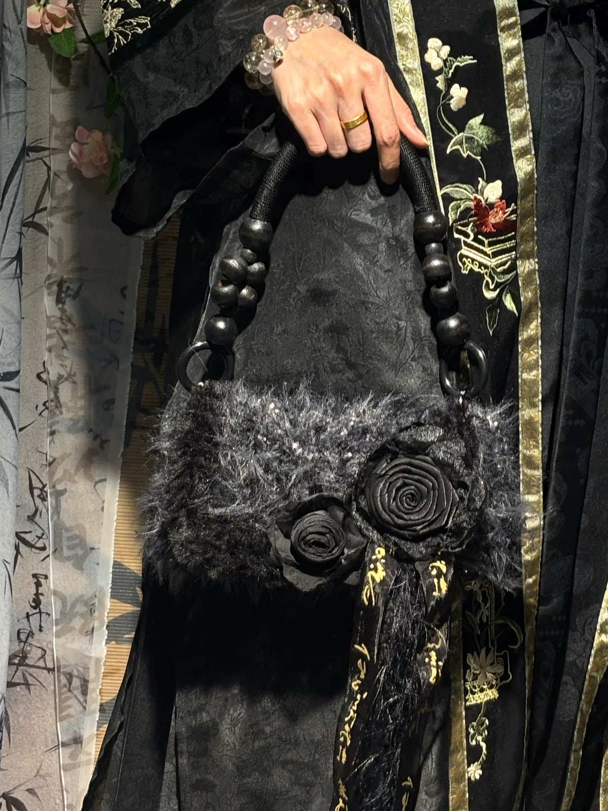 Sac à main noir crocheté avec rosette