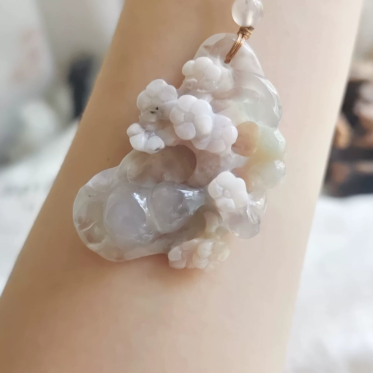 Pendentif en agate fleur de cerisier sculpté avec cordon en cuir