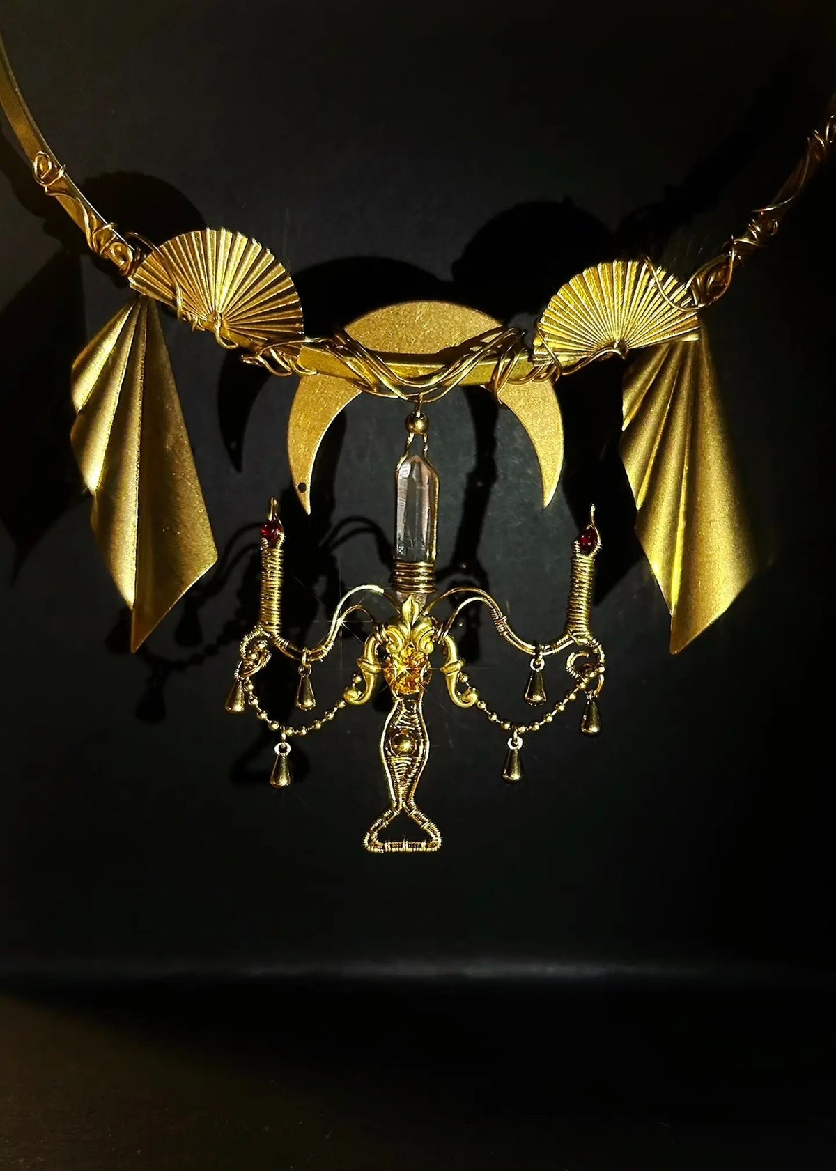 Halsband i mässing med Lemurian-krystal