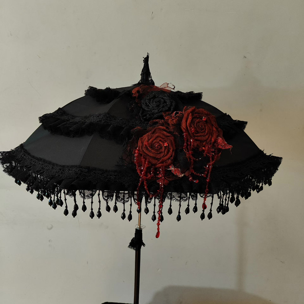 Parasole Gothic Lolita in pizzo nero con rose rosse