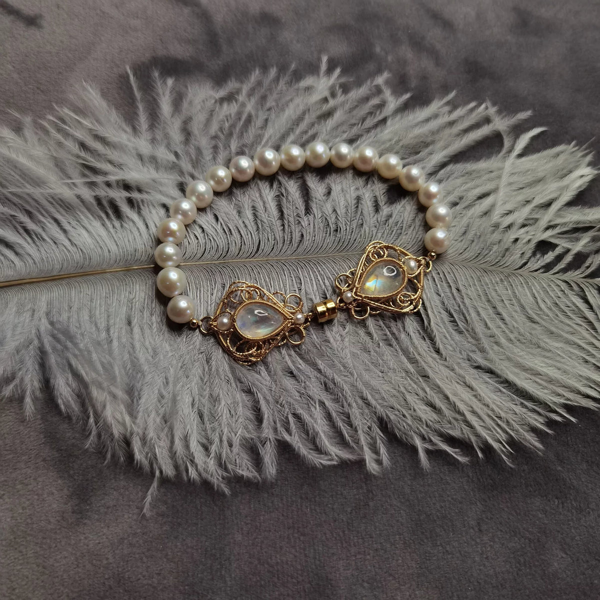 Handgemaakte armband met maansteen en parels