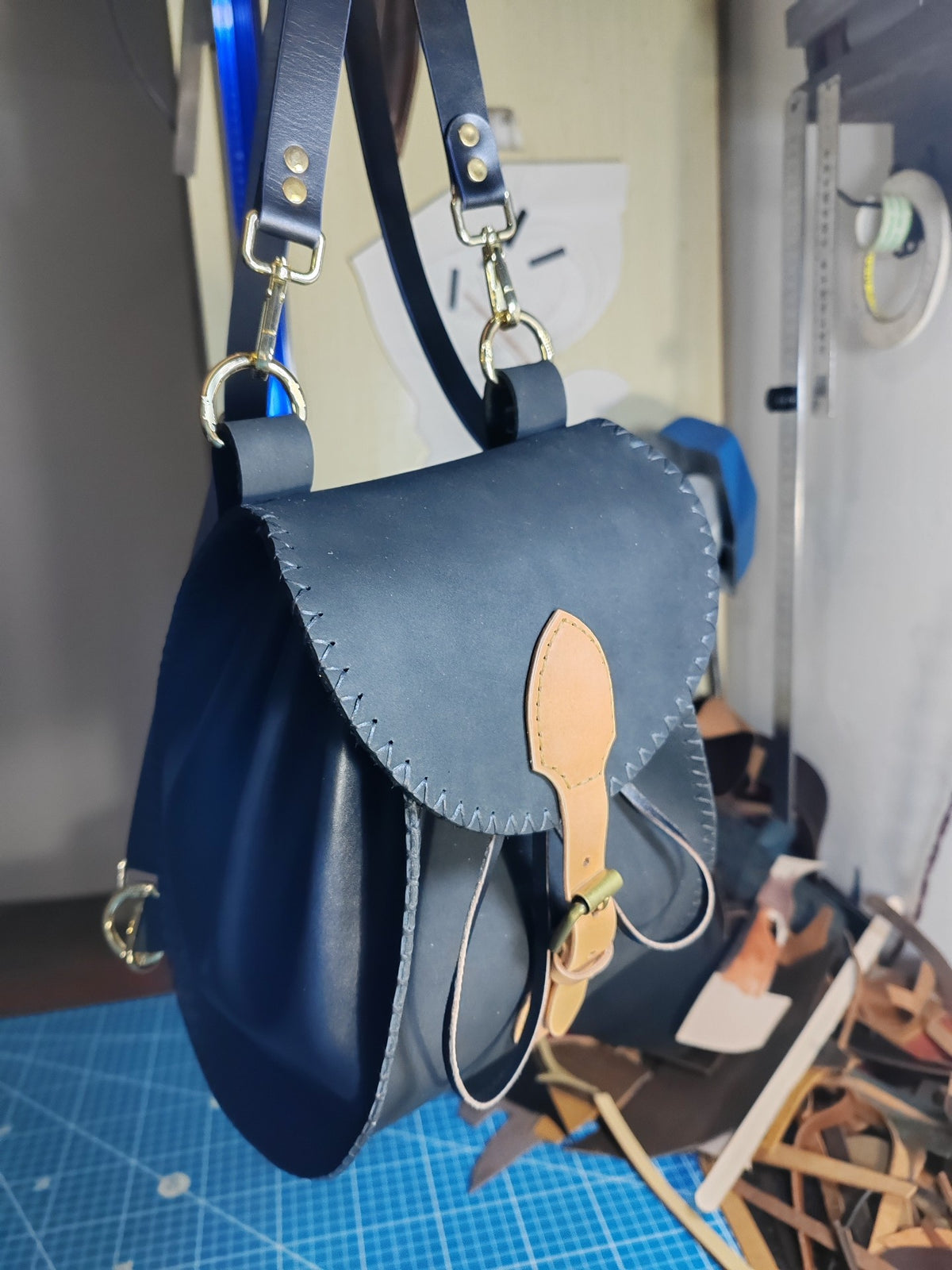 Handgefertigter schwarzer Lederrucksack mit Kordelzug
