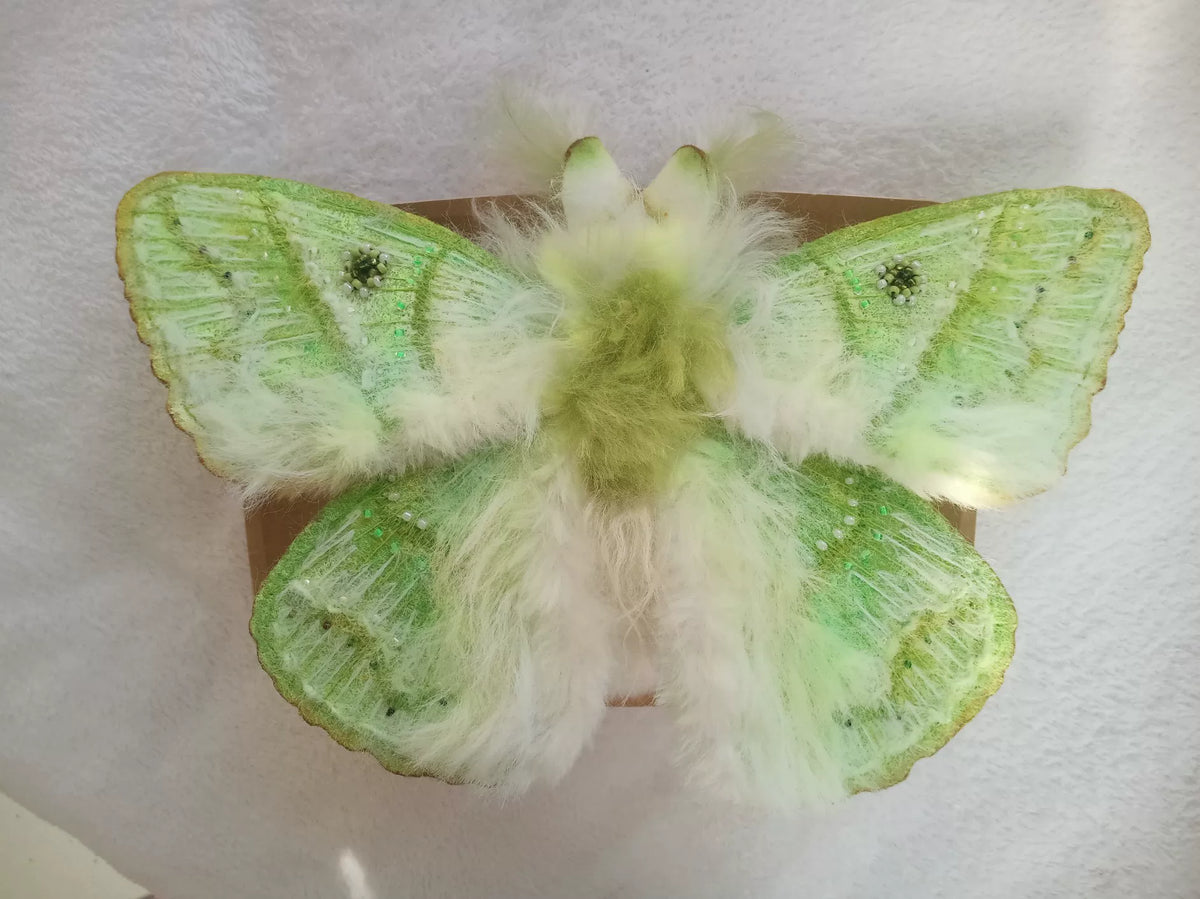 Poupée papillon fantastique en feutre et argile polymère
