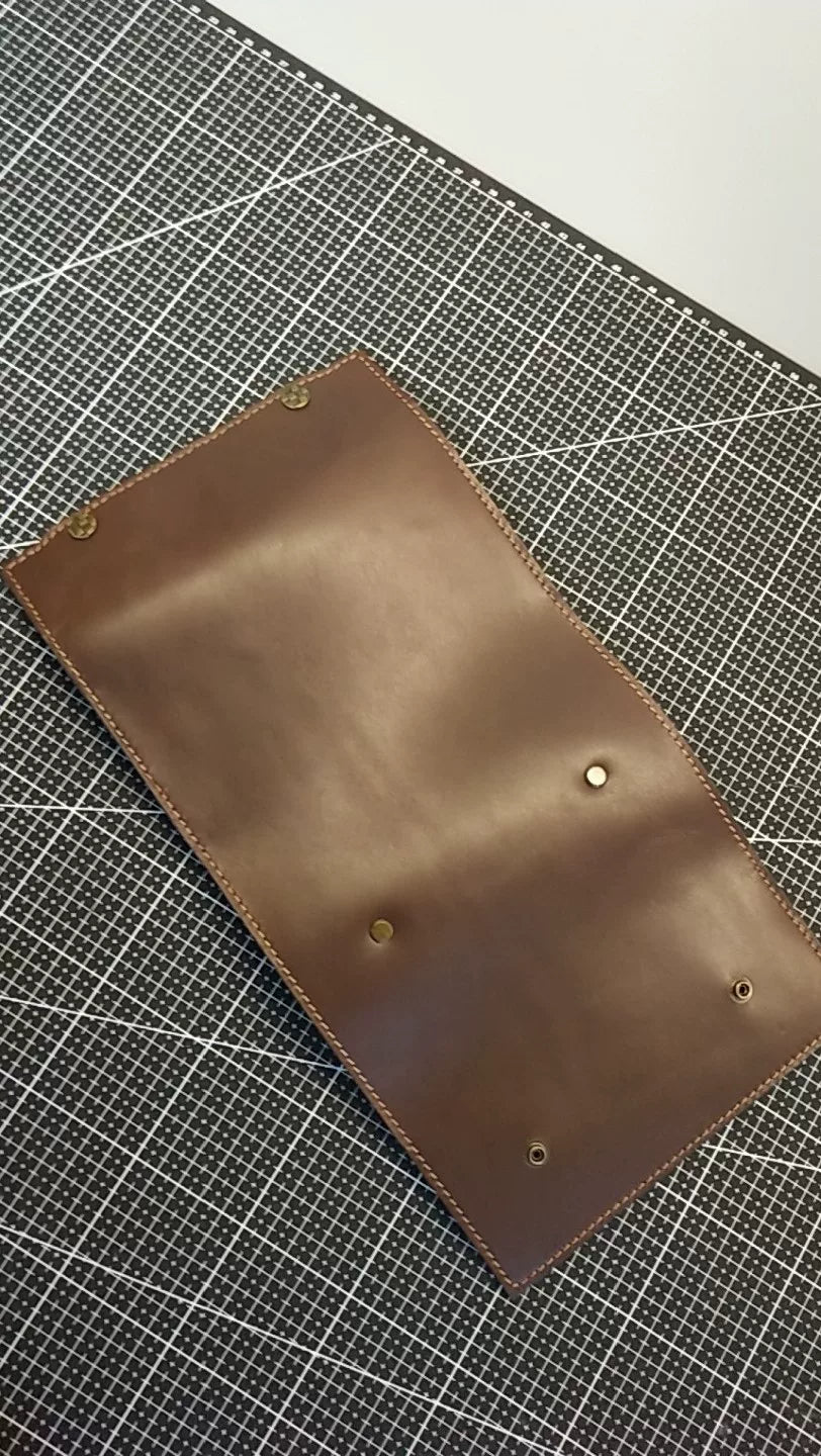 Capa de Caderno A6 em Couro Natural com Rebites de Latão