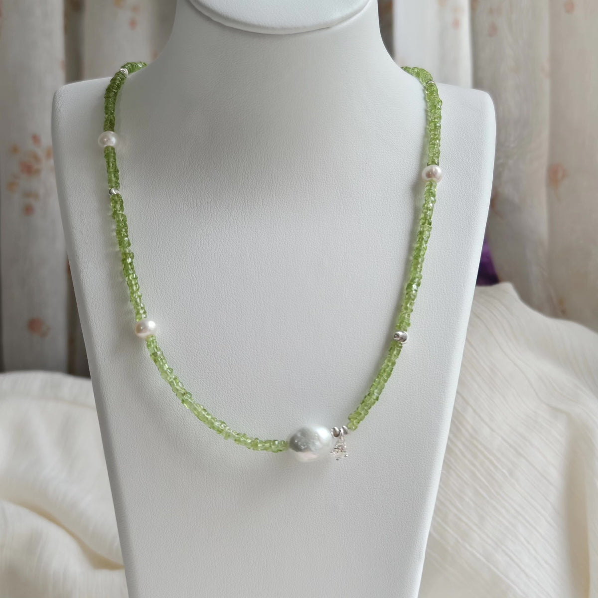 Peridot-Perlenkette mit Perlenakzent