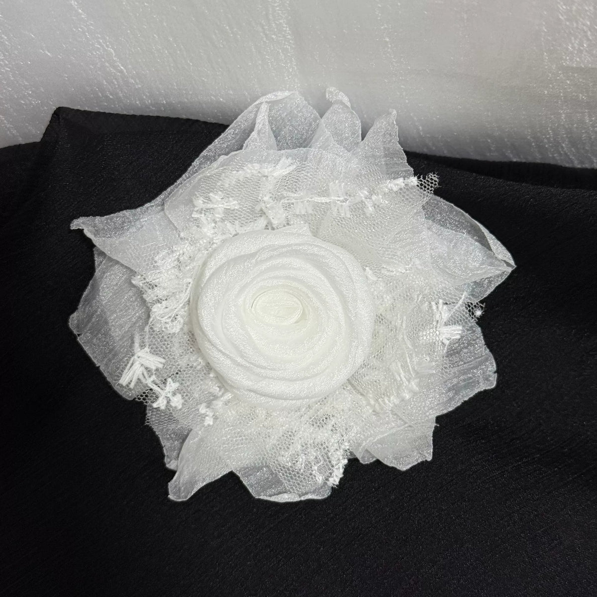 Broche de rosa de tela y satén blanco hecho a mano