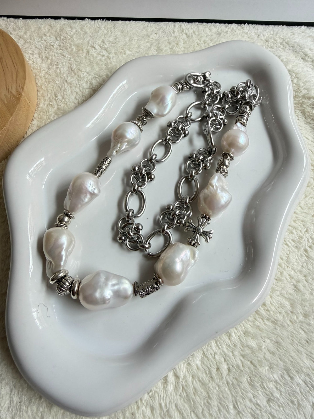 Collier asymétrique en perles d'eau douce et métal argenté