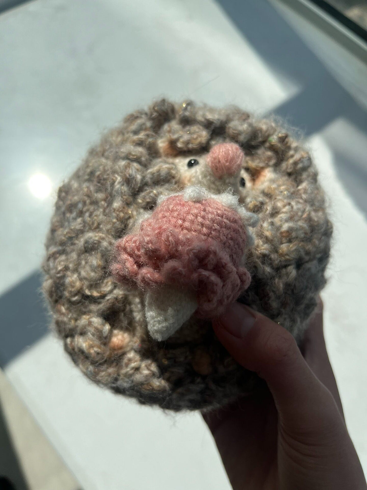 カップケーキ付きかぎ針編みハリネズミのぬいぐるみ