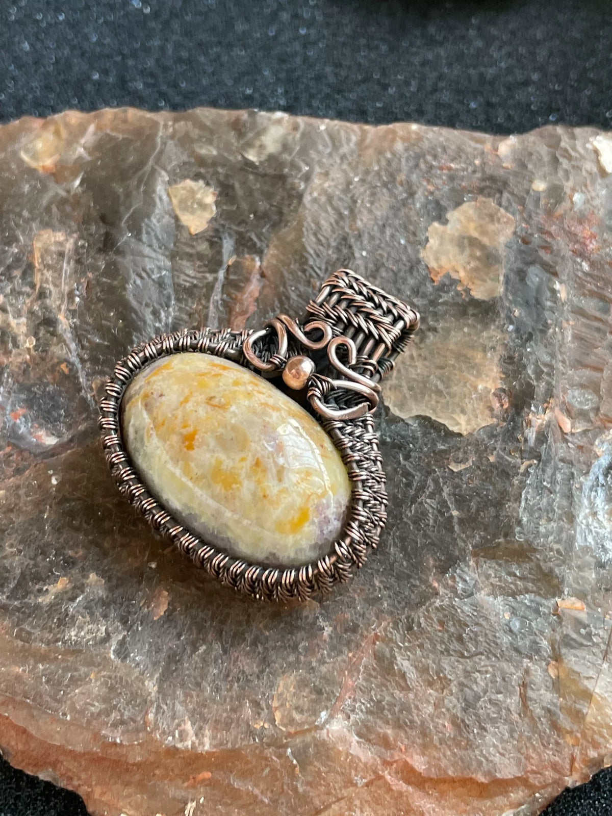 Pendentif en jade corail naturel et fil de cuivre
