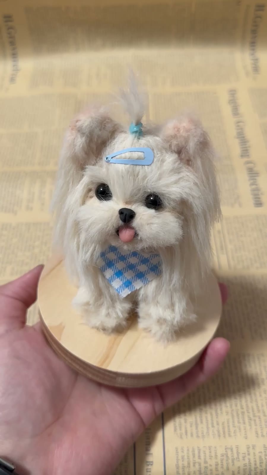 Figurine de chien Shih Tzu sur socle en bois