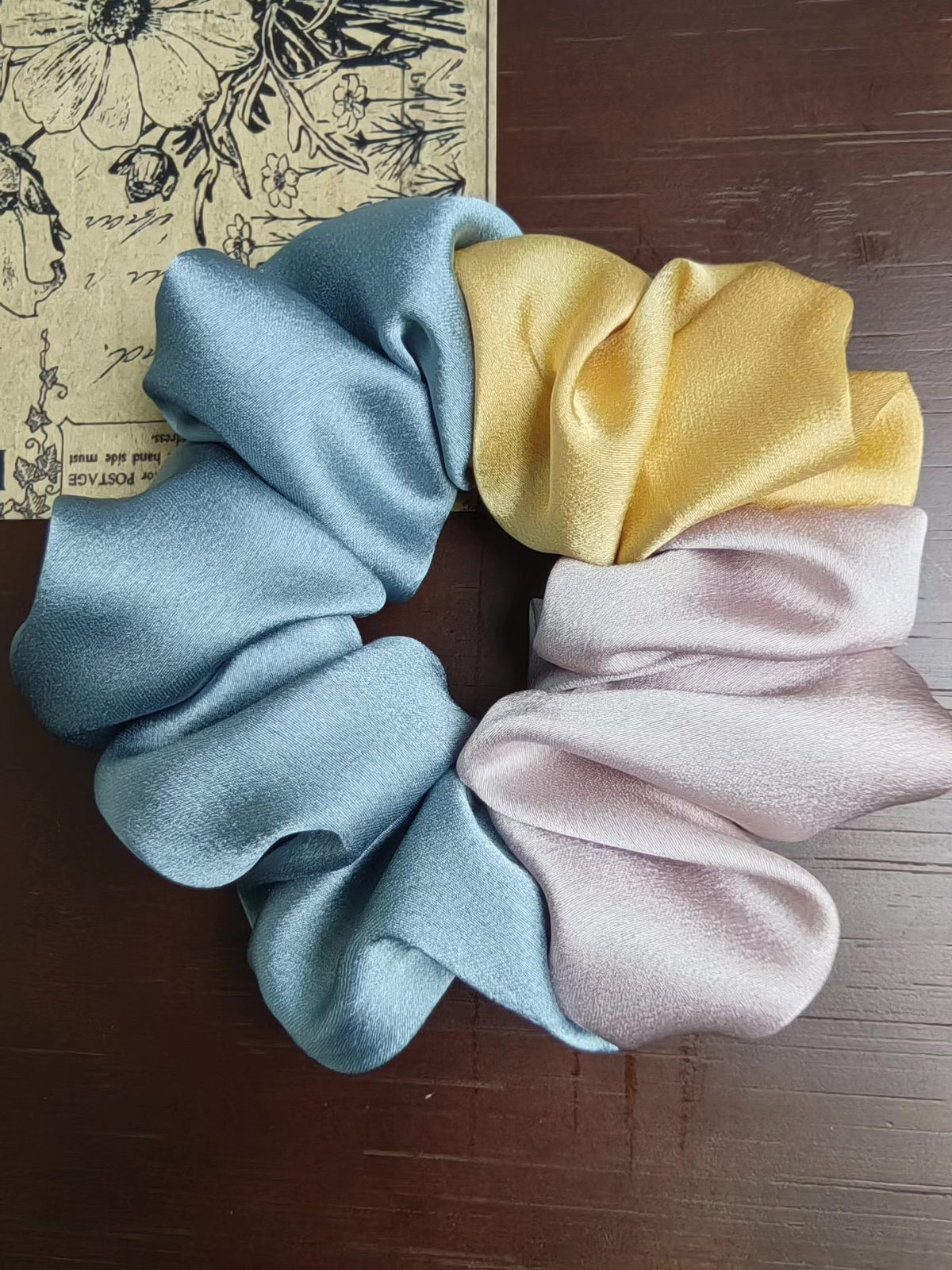 Tri-farbiges Kunstseide-Scrunchie