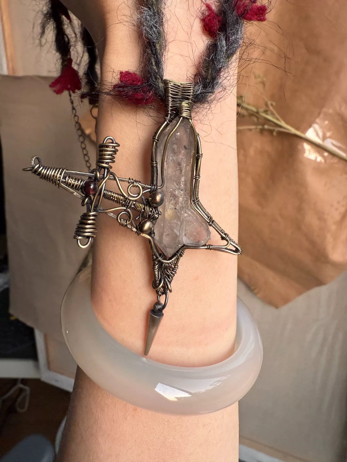Pendentif épée en cristal et fil de laiton artisanal