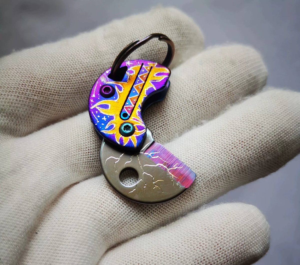 Titanium inklapbare sleutelhangertool met artistiek handvat