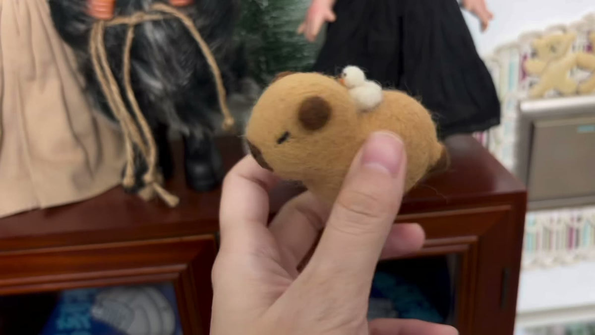 Ciondolo capibara in feltro di lana fatto a mano