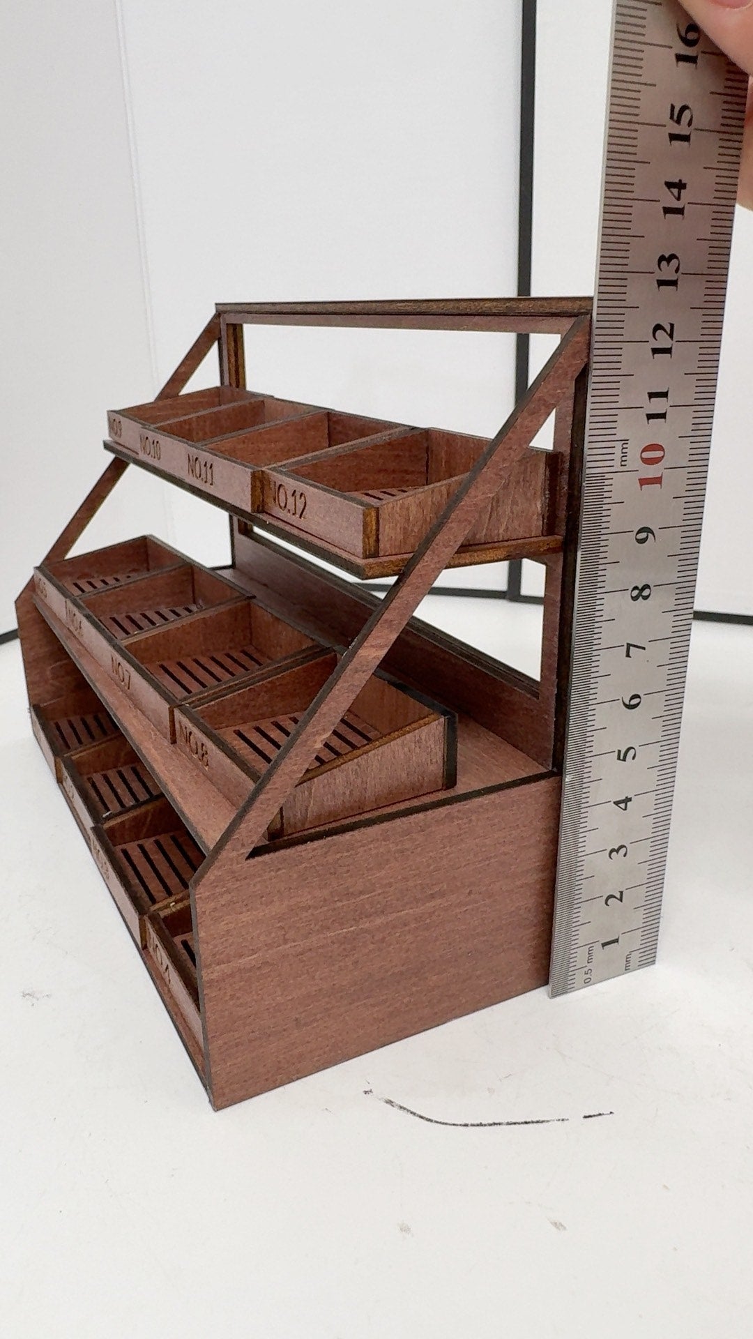 Houten displayrek met drie niveaus voor miniatuur