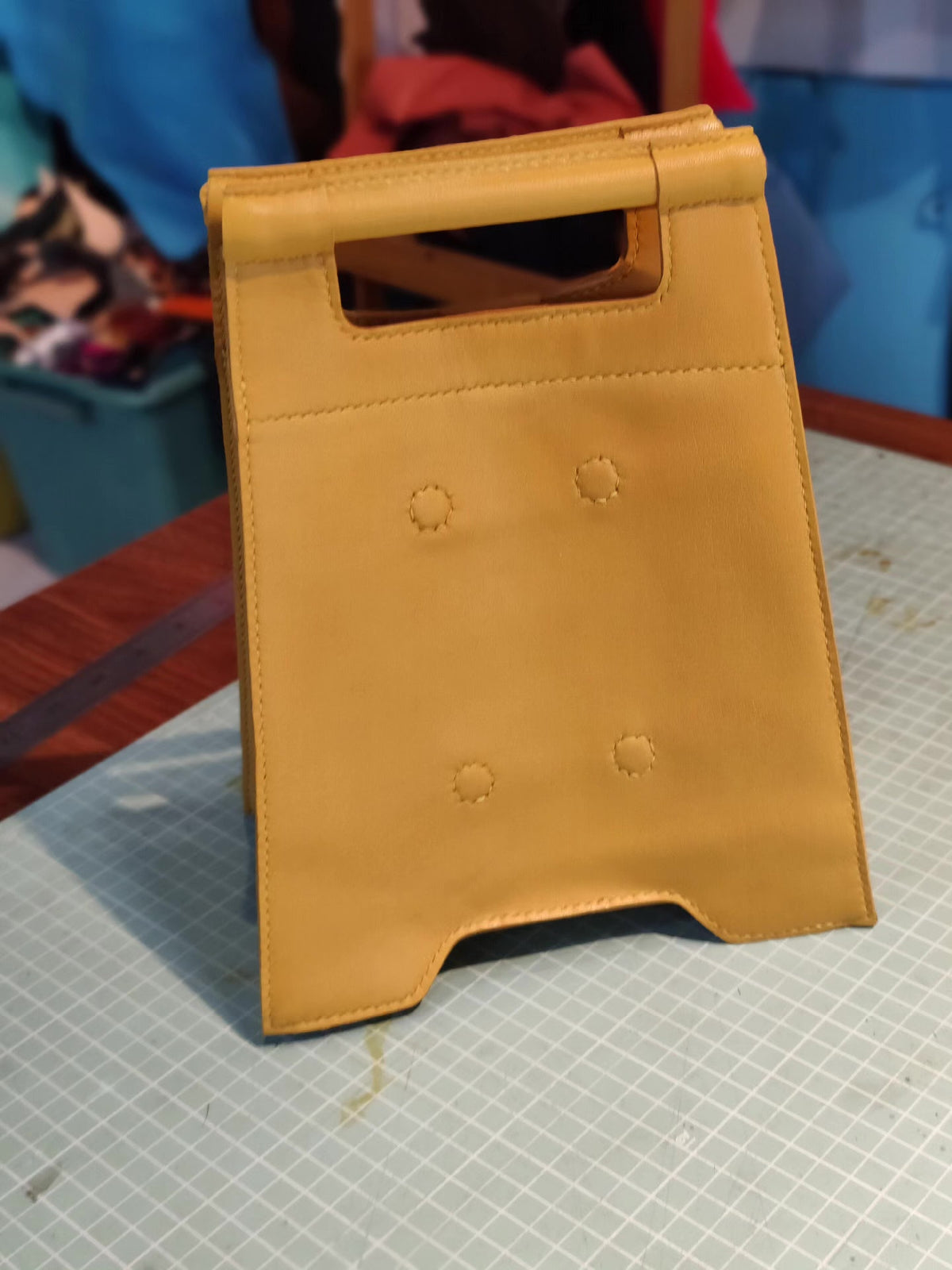 Handgemaakte mosterdgele leren pouch met handvat