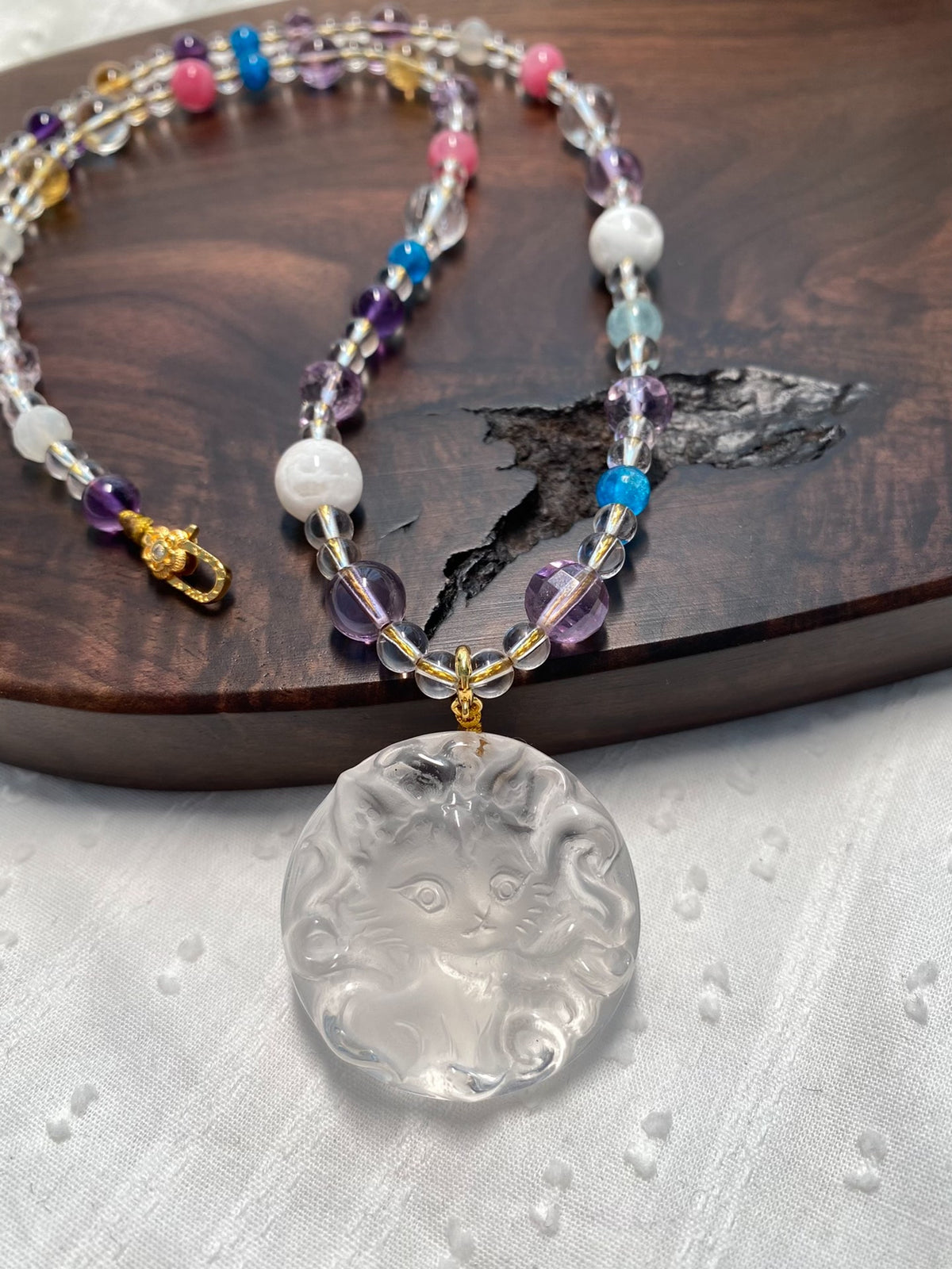 Collana con ciondolo volpe in quarzo bianco e pietre multiple