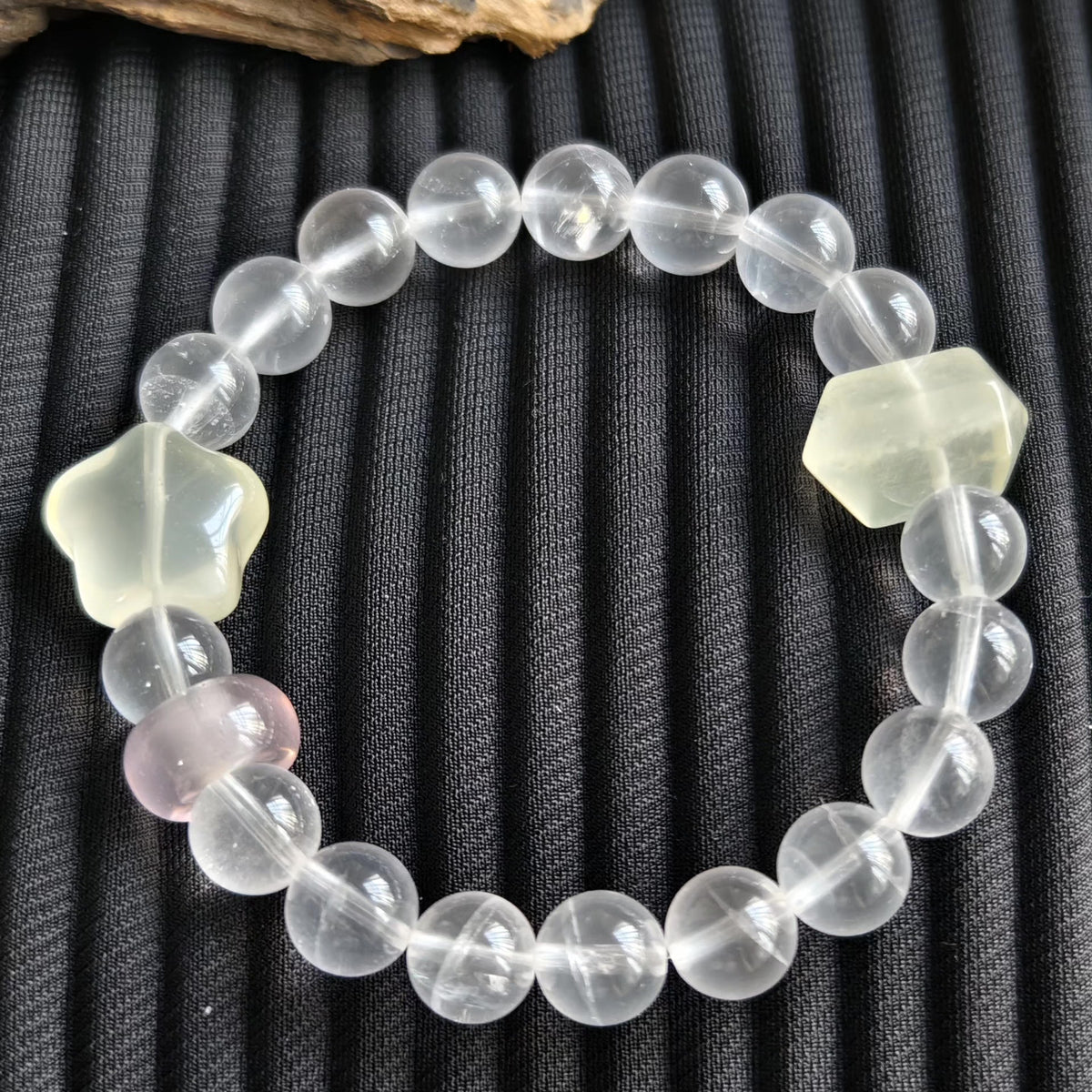 Pulseira de Contas de Cristal Branco-Leite com Estrela Amarelo-Limão