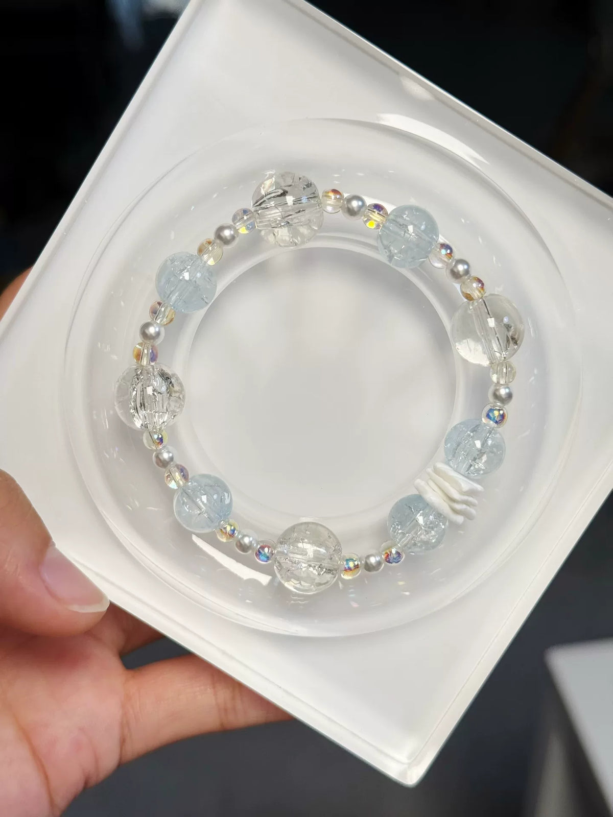 Bracelet en perles de verre et accents de nacre