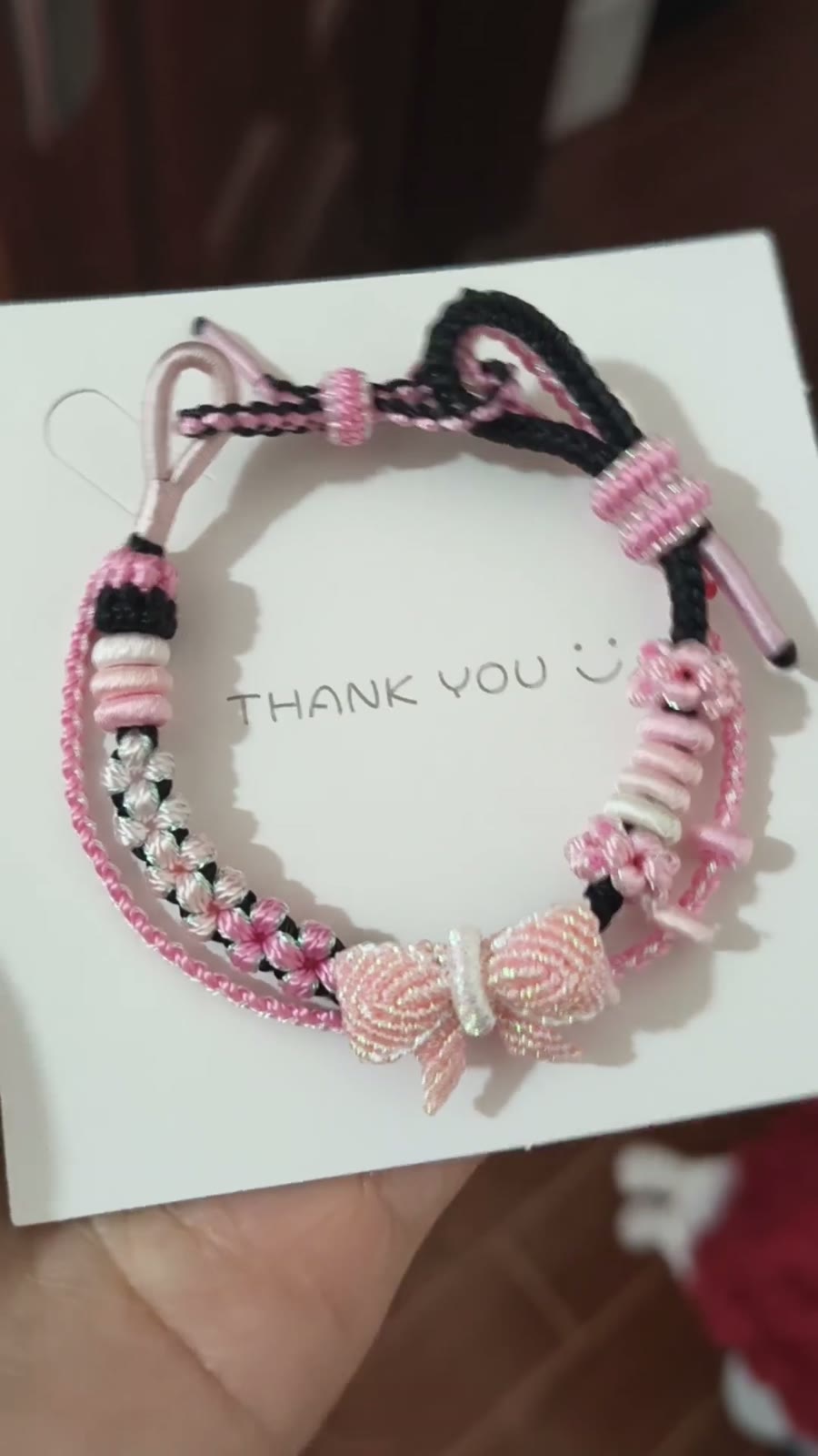 Handgewoven zwart-roze armband met stri