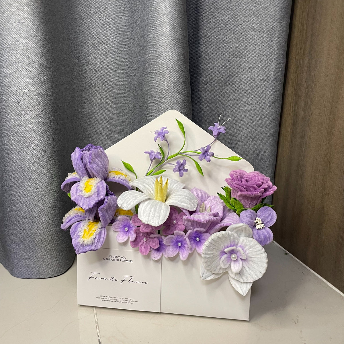 Lila Kunstblumen-Strauß Umschlag-Box