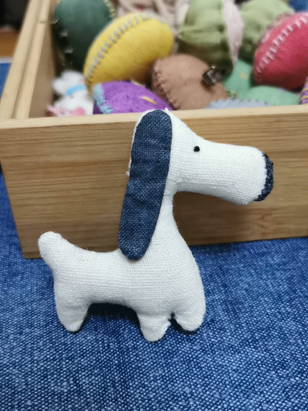 Spilla artigianale in tessuto con cane crema e navy