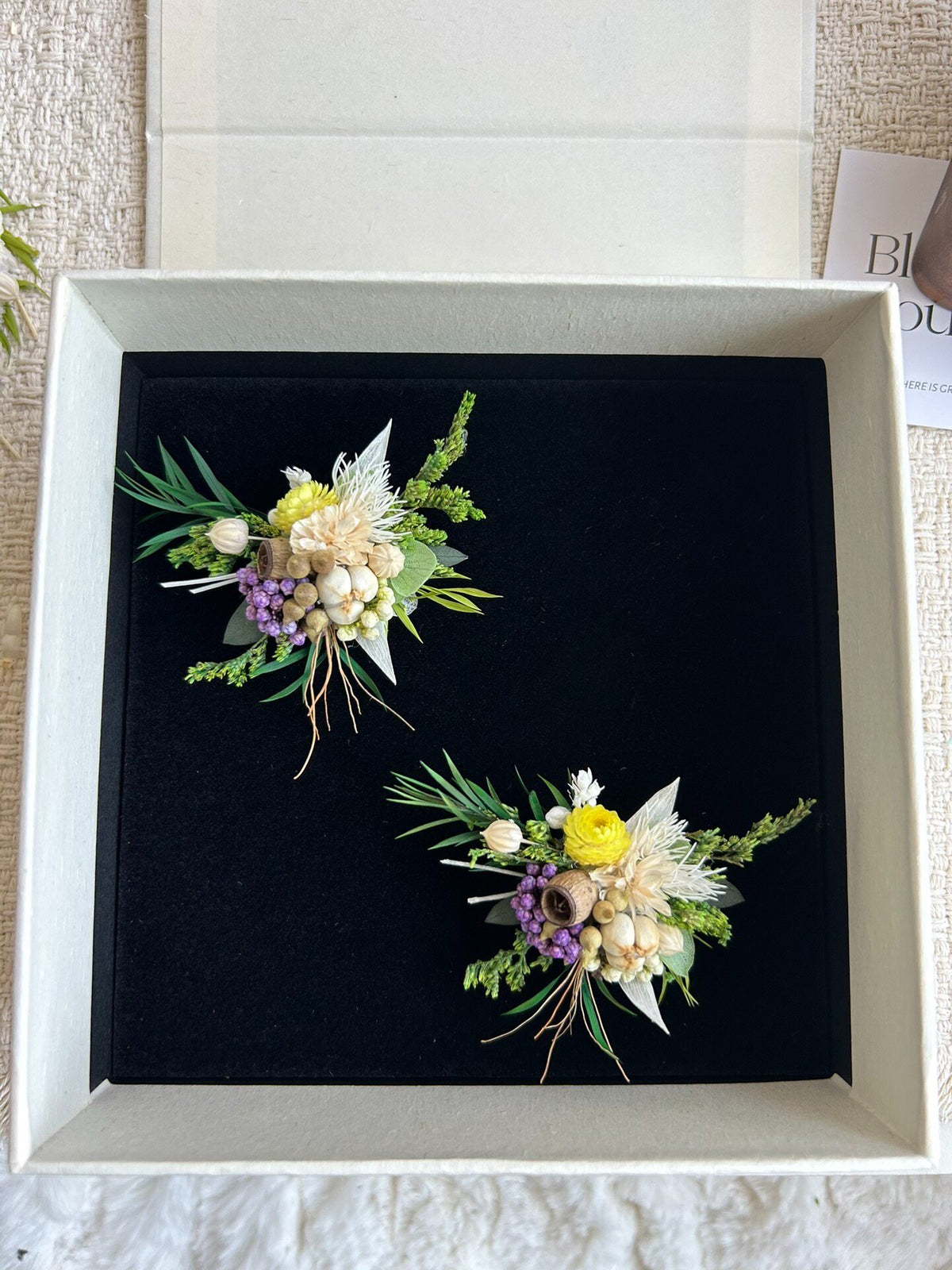Bevarade blomsterringar med skogsbröllopsdesign