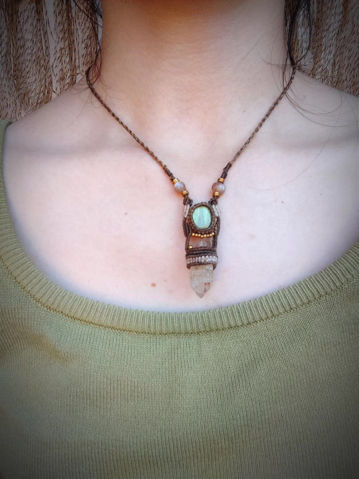 Collana pendente in macramé con punta di cristallo