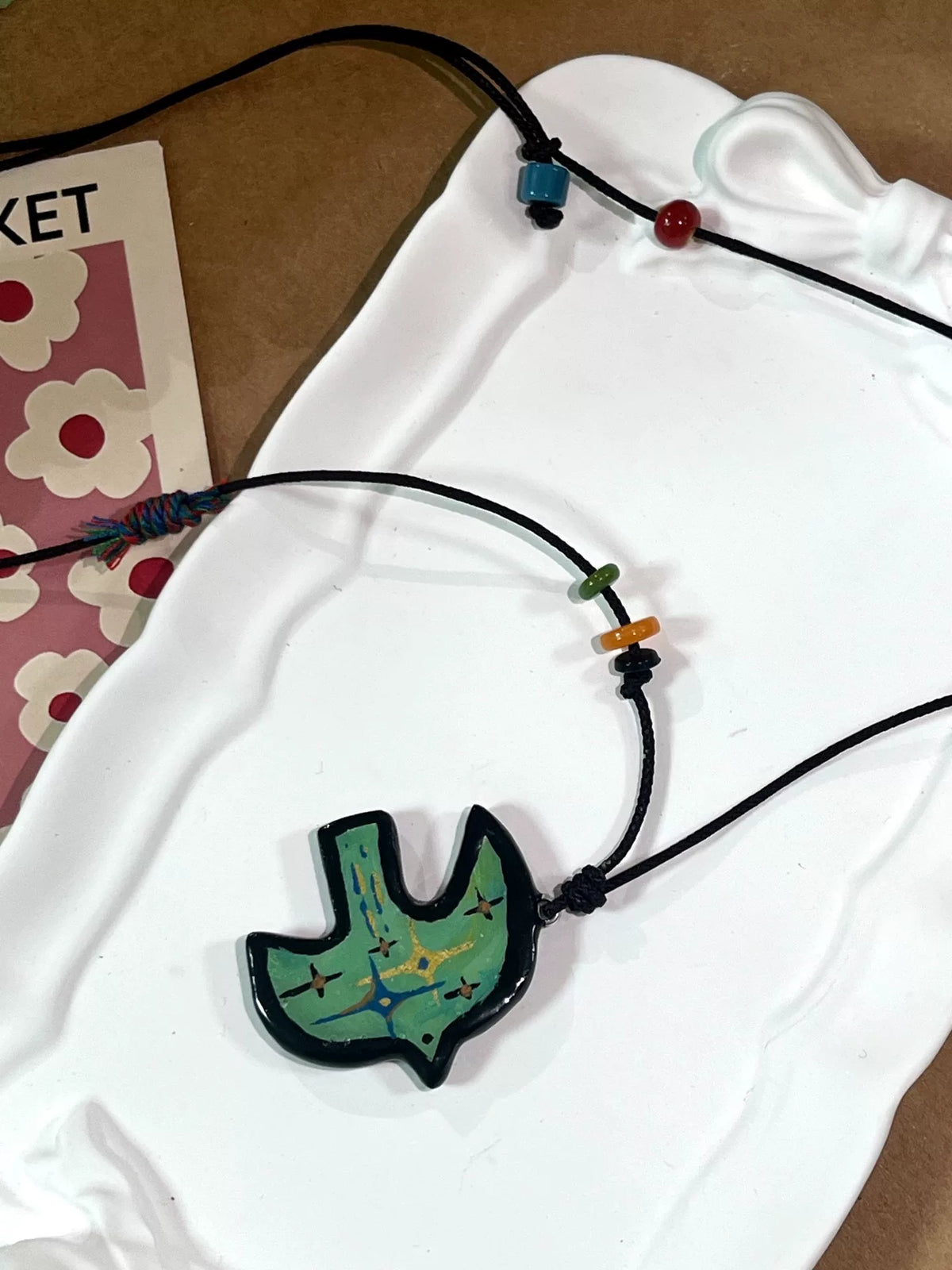 Collana con pendente astratto e cordino nero