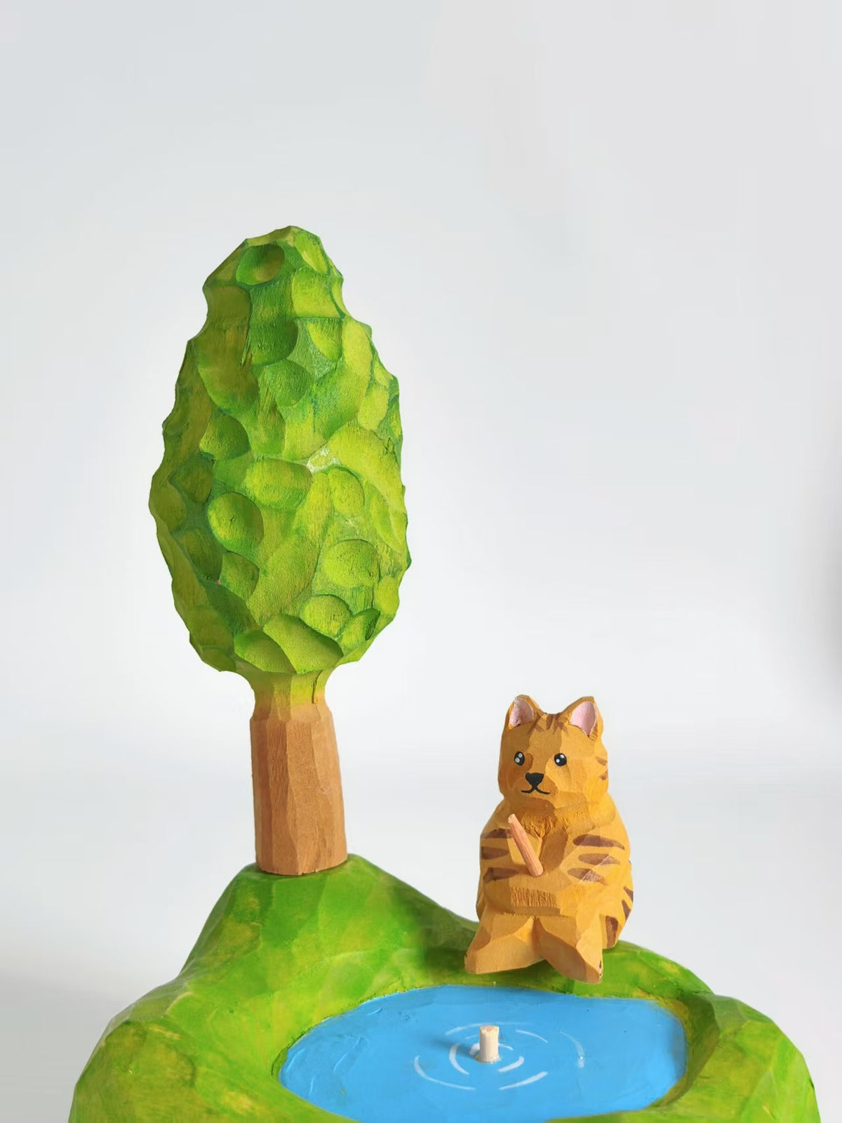 Ornamento Diorama Gatto che Pesca in Tiglia Artigianale