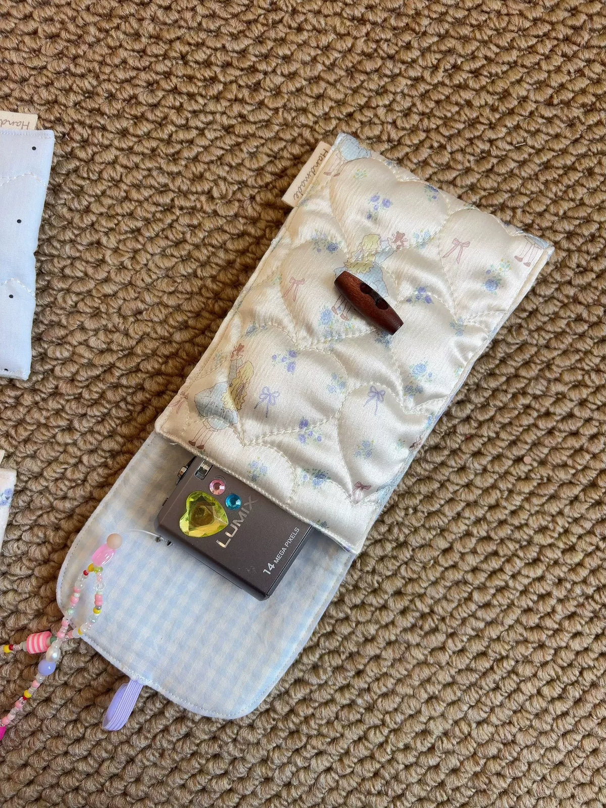 Quiltad kameraväska i bomull med träknapp