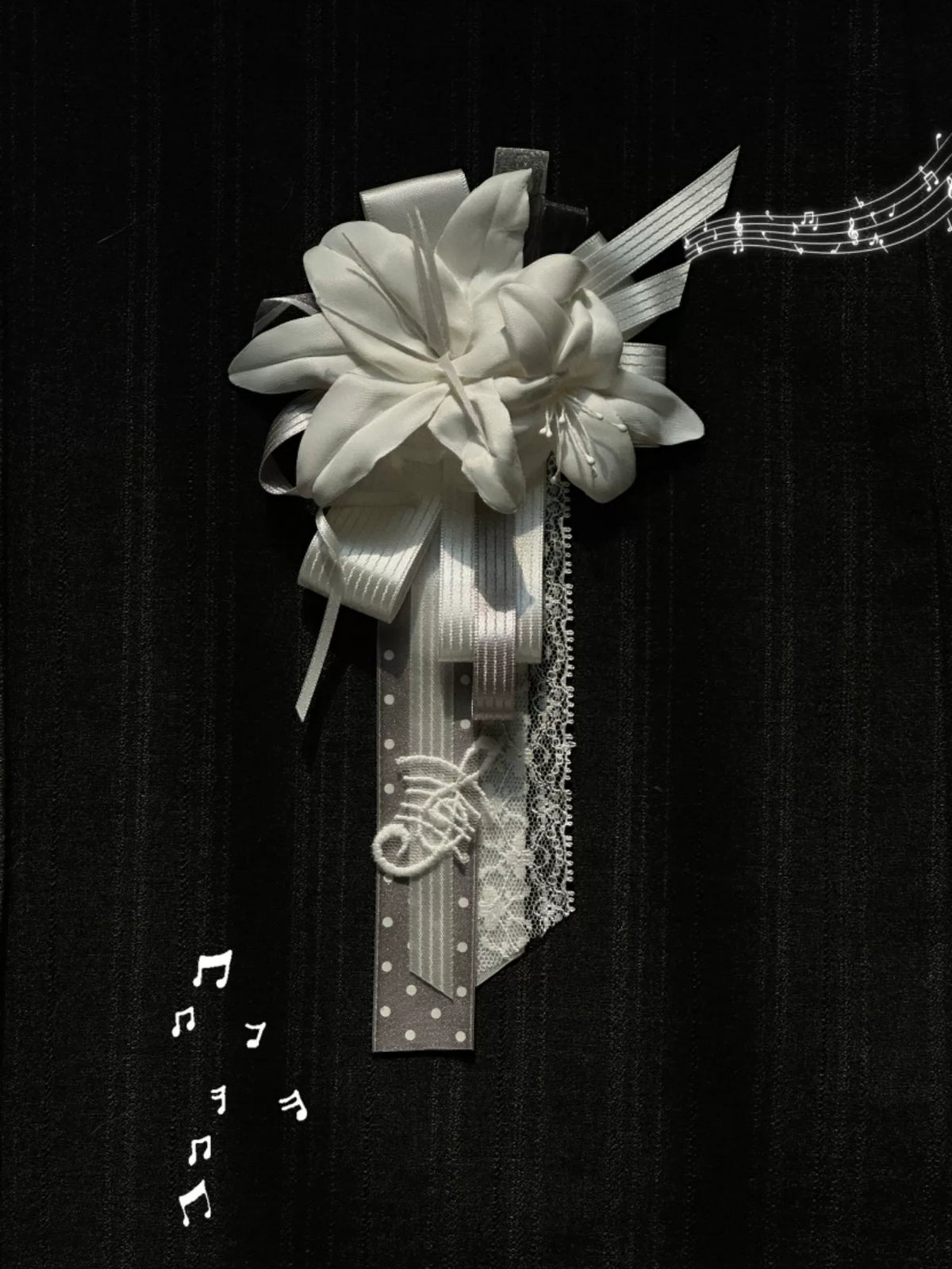 Broche de tela lirio blanco y charm para bolso