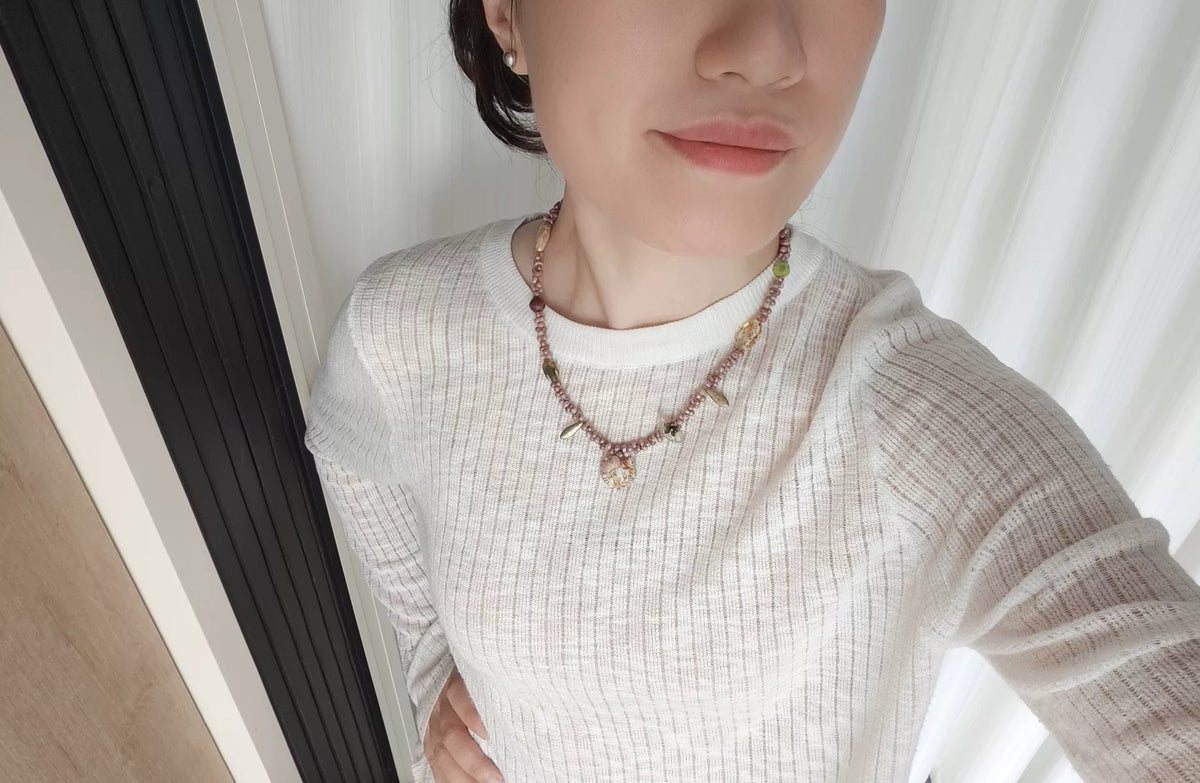 Handgjort halsband med rosa katthänge i tjeckiskt glas