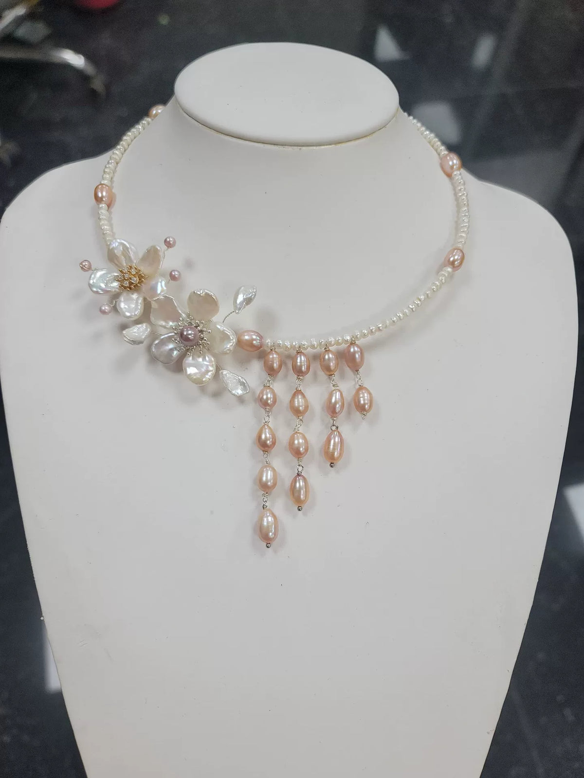 Gargantilha de Pérolas com Franja Floral Rosa
