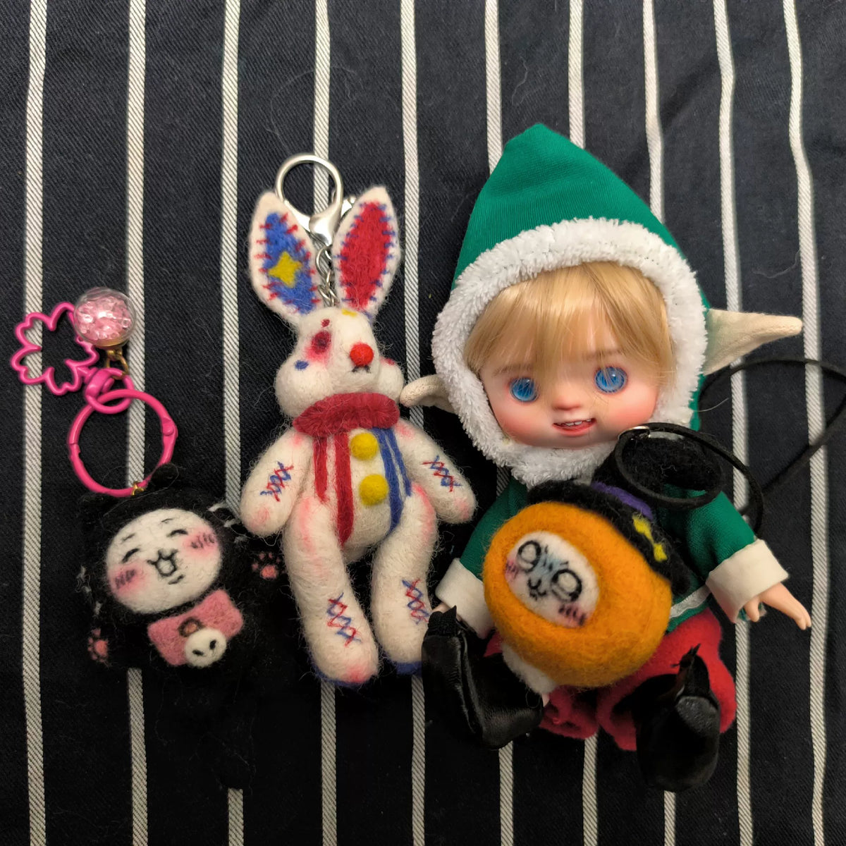 Clownkanin i ullfilt – nyckelring med mjuk berlock