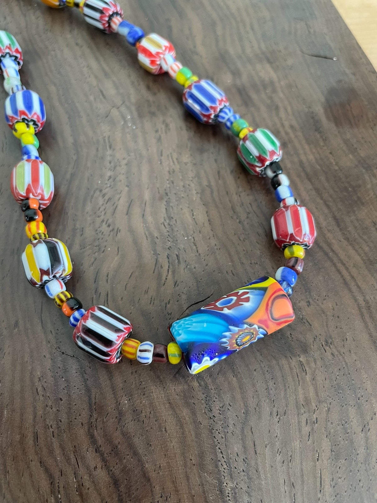 Collier en perles de verre millefiori, pendentif tonneau 45 cm