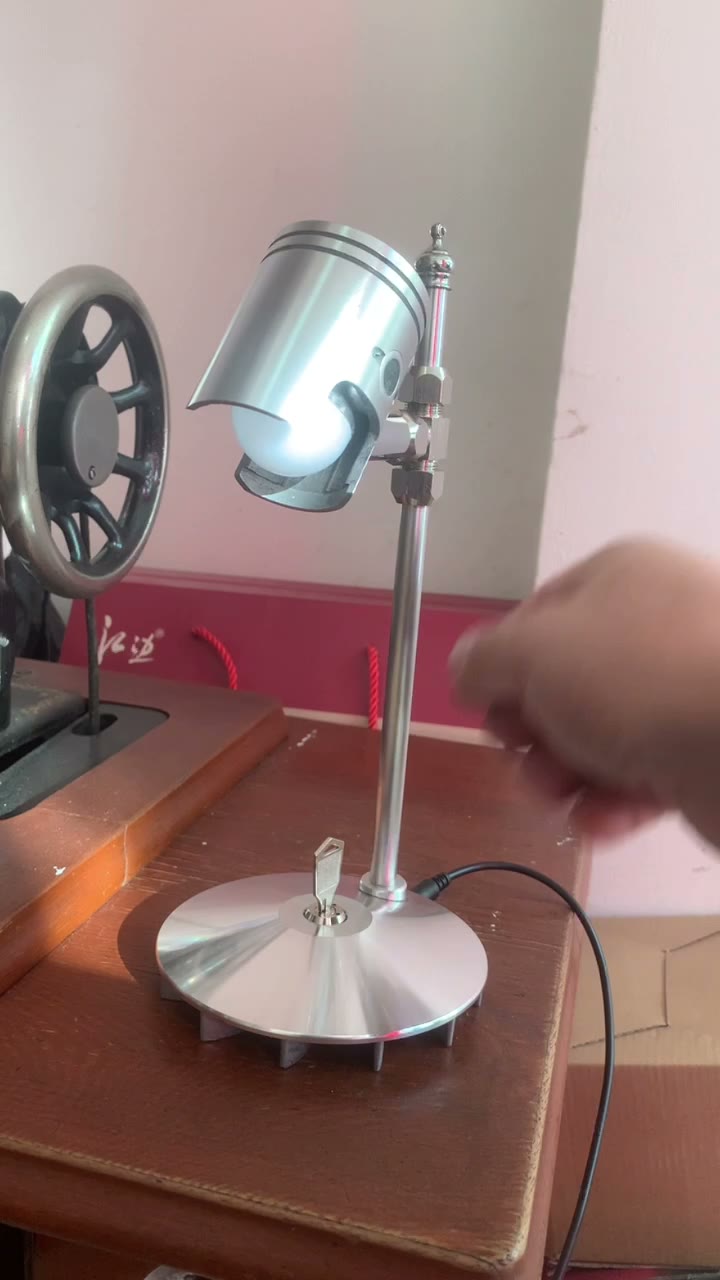 Mechanische Schreibtischlampe im Industrial Design
