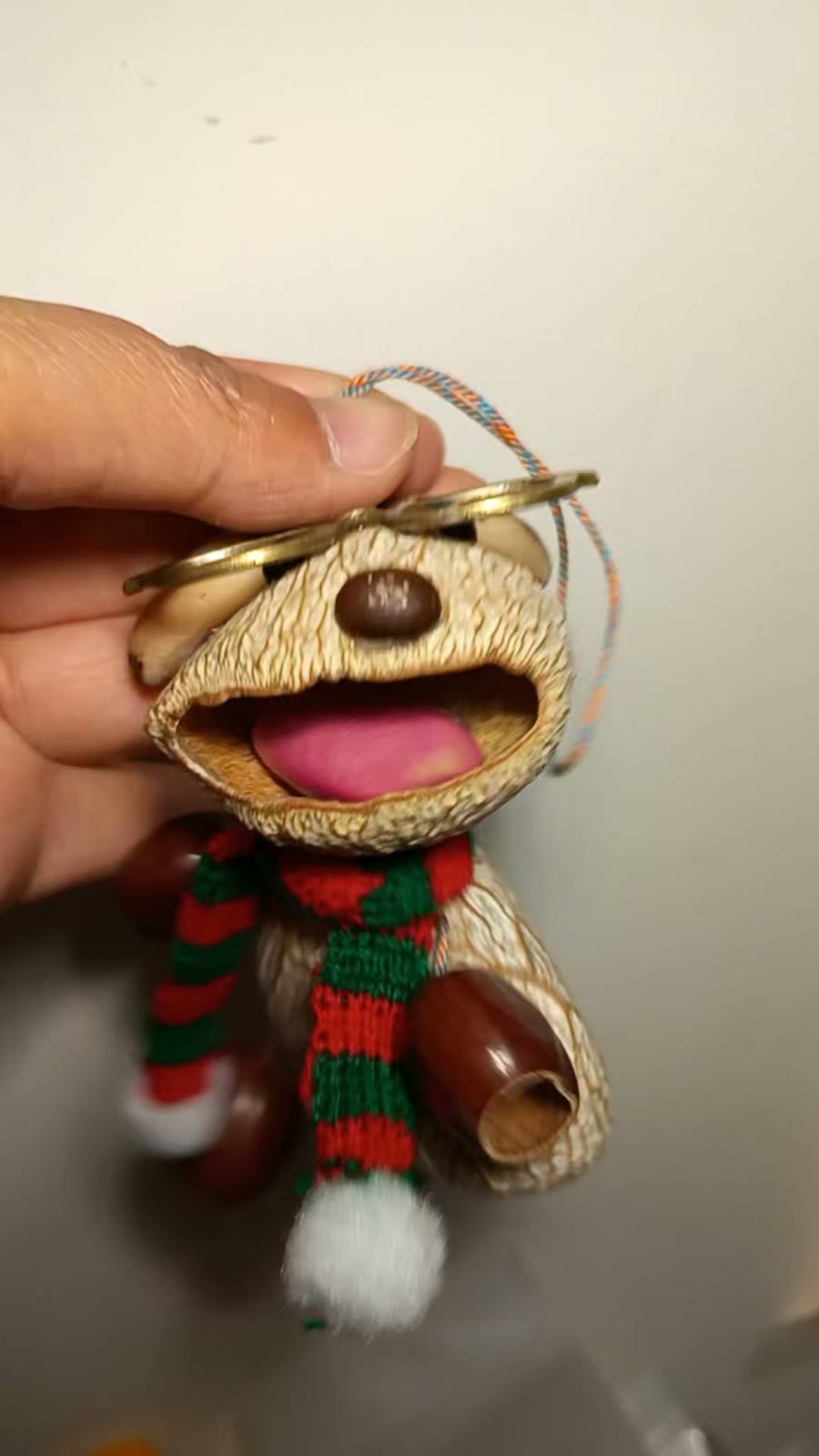Adorno de perro de cáscara de nuez hecho a mano con bufanda