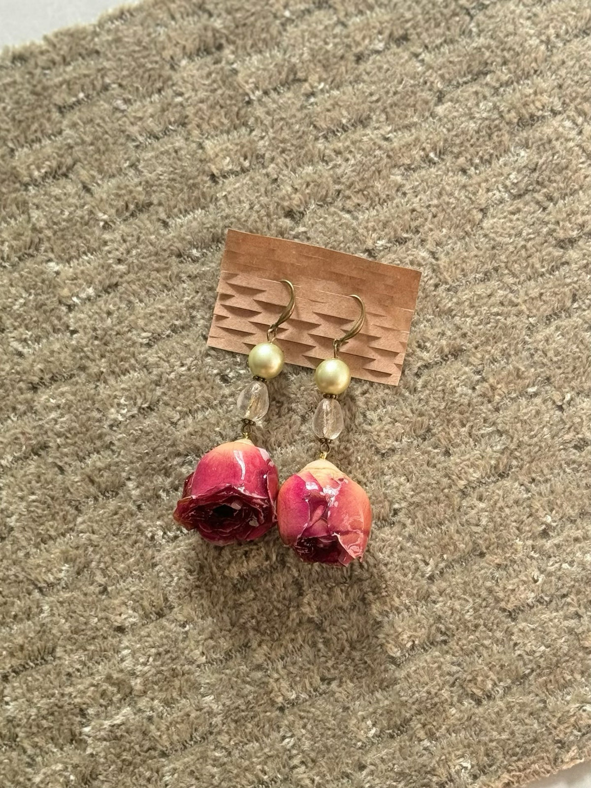 Pendientes artesanales de gancho dorado y cuentas perla
