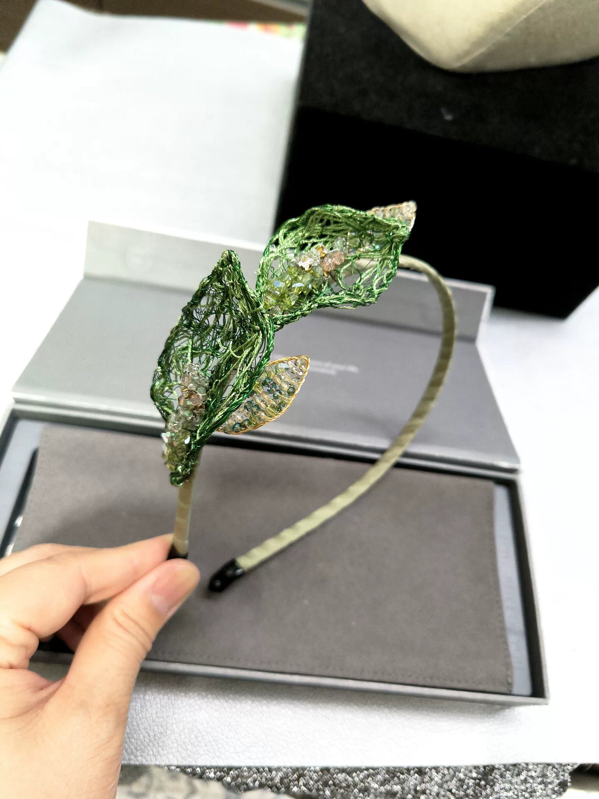 Handgewebtes Calla-Lilie Kristall-Headband mit grünen Blättern