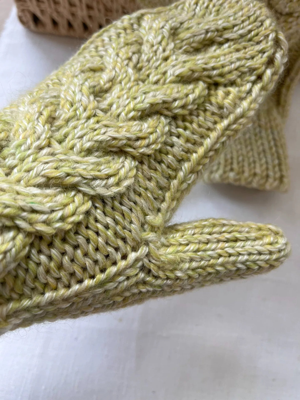 Handgestrickte Zopf-Handschuhe aus reiner Wolle