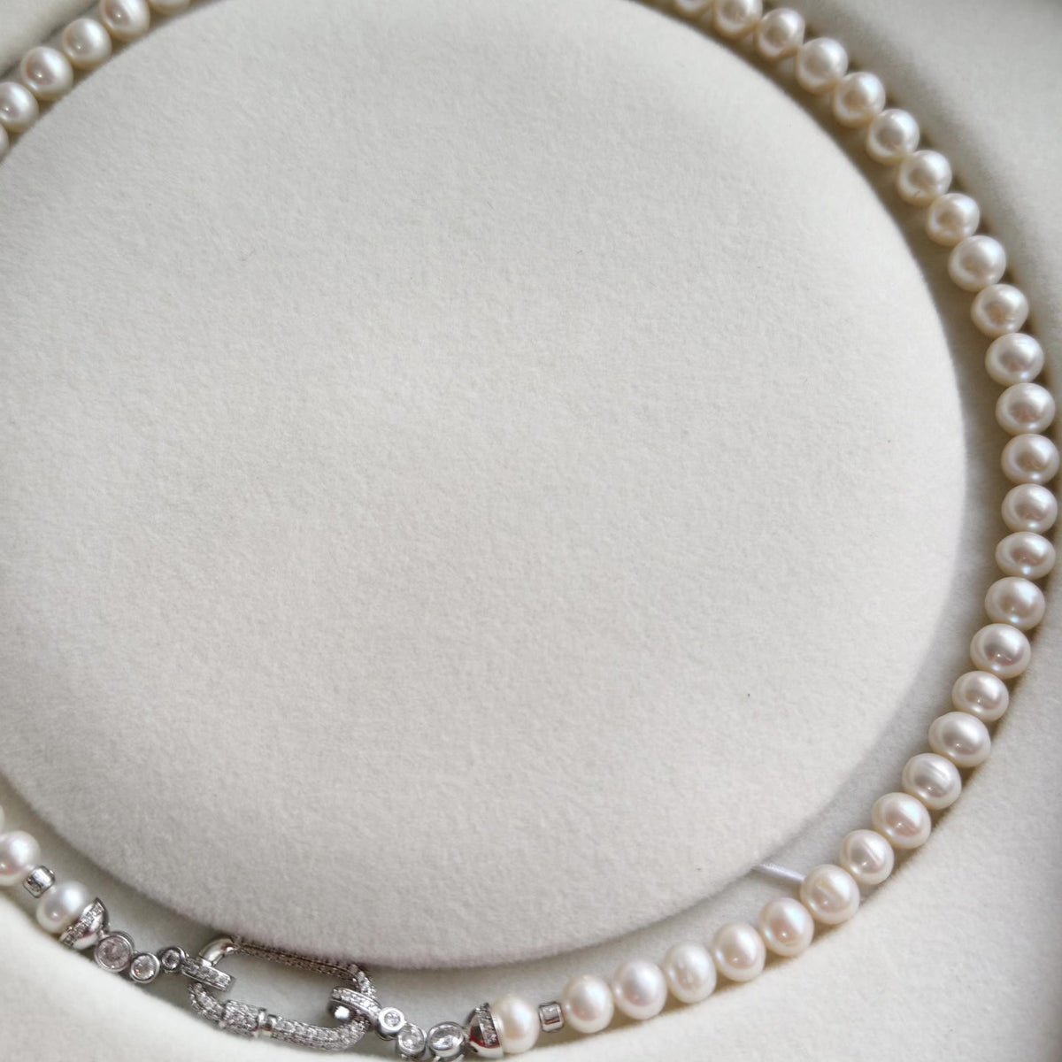 Collier de perles avec fermoir ovale serti
