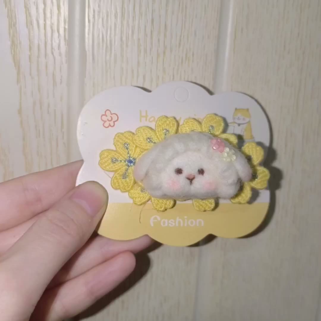 Horquilla de cordero de fieltro de lana y sakura amarillo