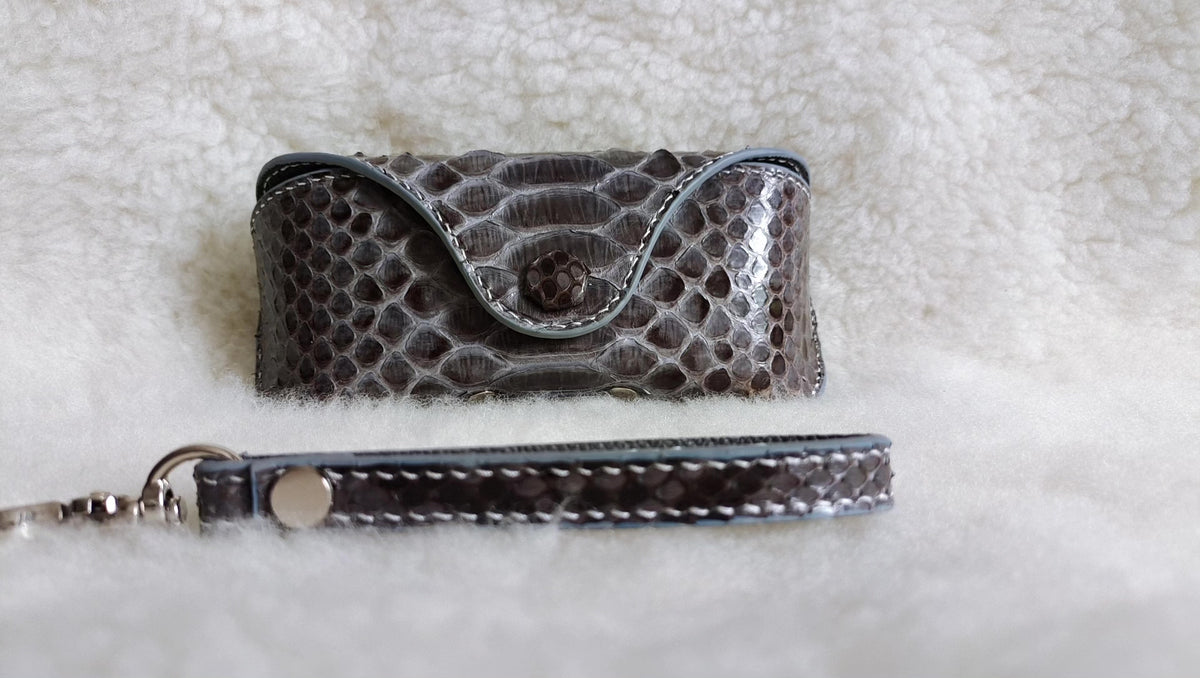 Estuche para gafas de cuero de escamas de dragón azul grisáceo