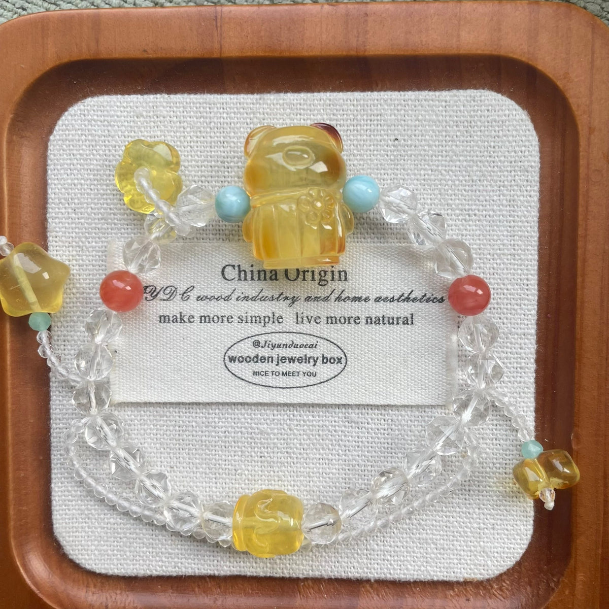 Armband med bärnstensbjörn, vit kristall och tofsar