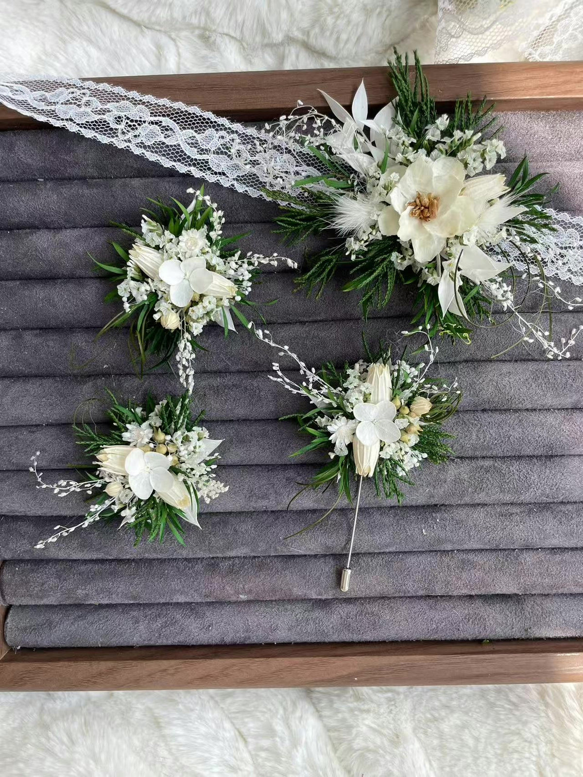Ensemble de bagues florales à l'orchidée blanche préservée