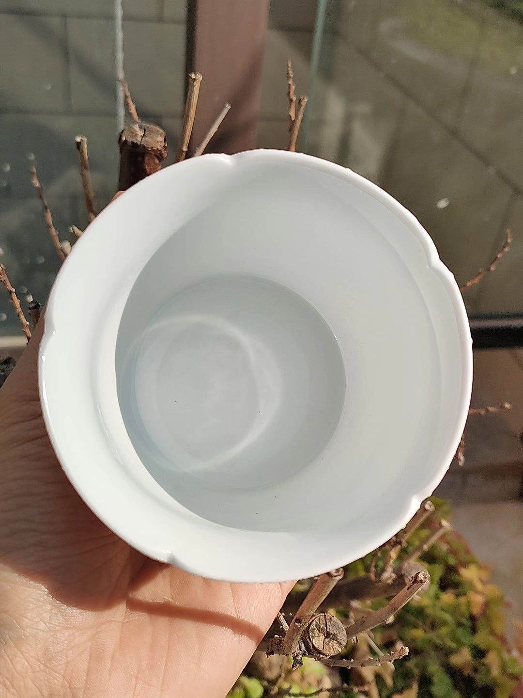 手描き花柄の陶器製ティーカップ