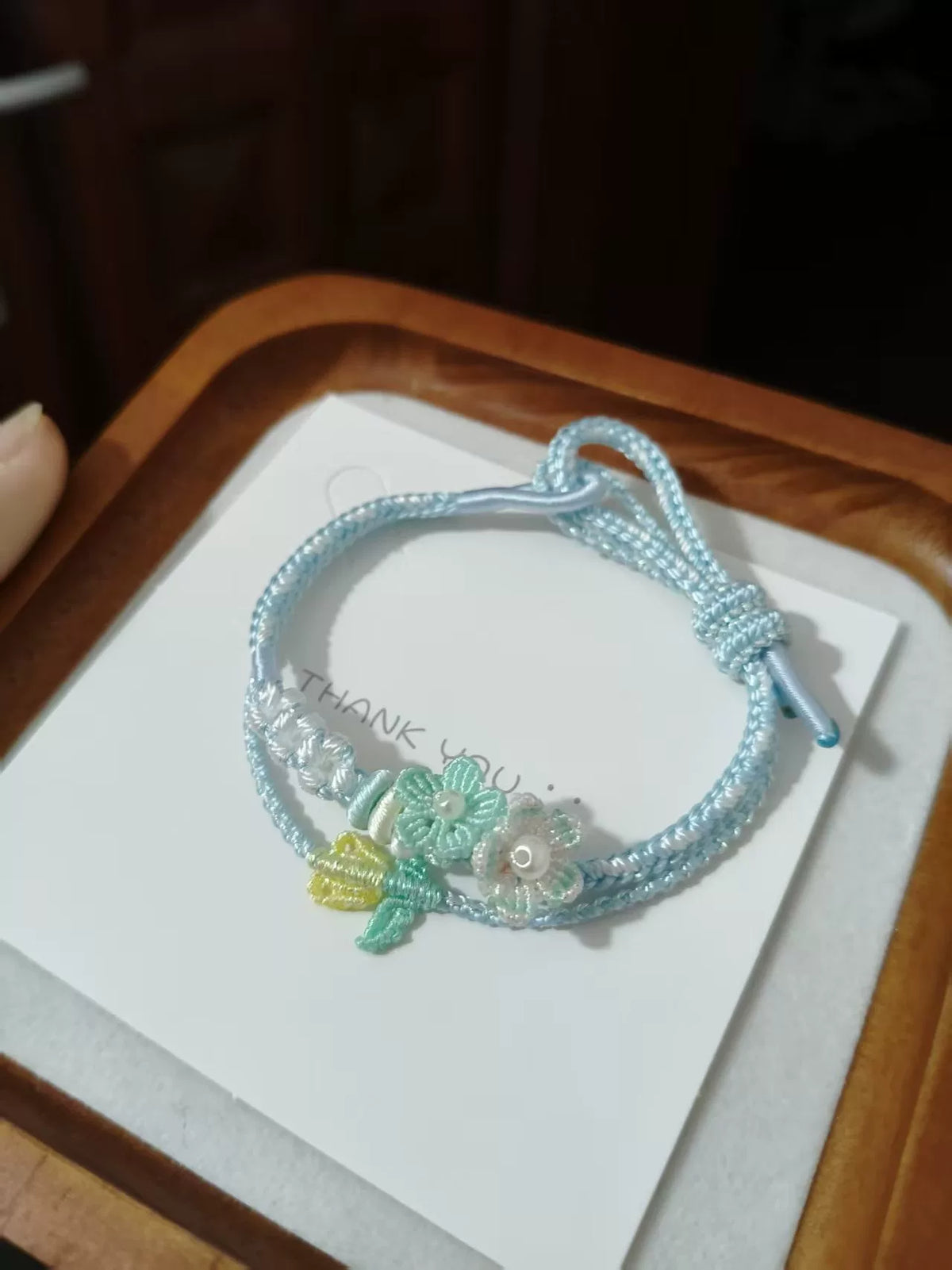 Pulseira Tecida Azul Claro com Pingentes de Flor