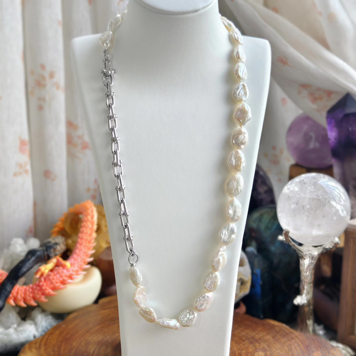 Collier de perles pétales irisés avec chaîne fer à cheval