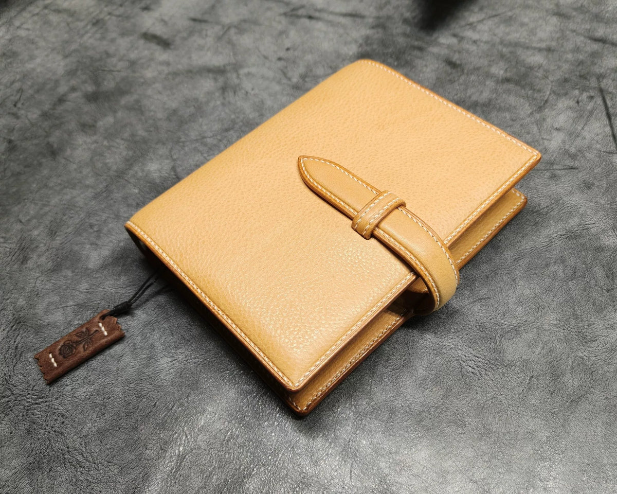 Funda para cuaderno de cuero A6 con cierre de correa
